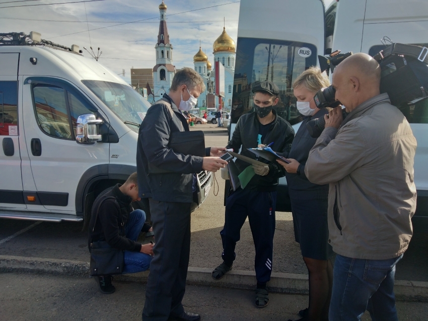 ​В Чите проводят фотофиксацию водителей маршруток без масок